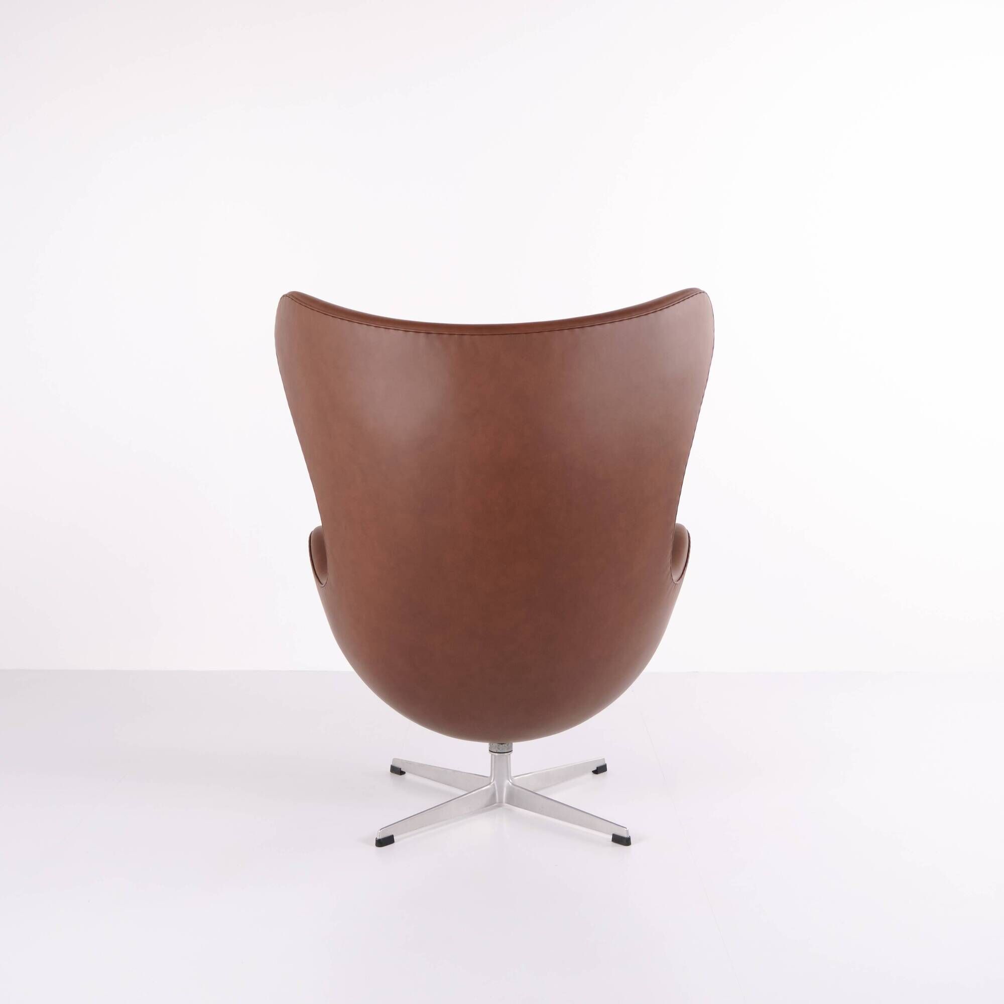 The Egg - Model 3316 - Brown leather - Arne Jacobsen - Fritz Hansen