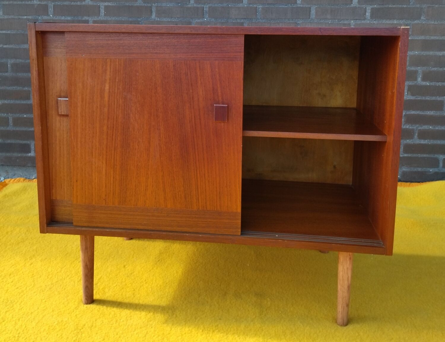 Teak row, sliding doors