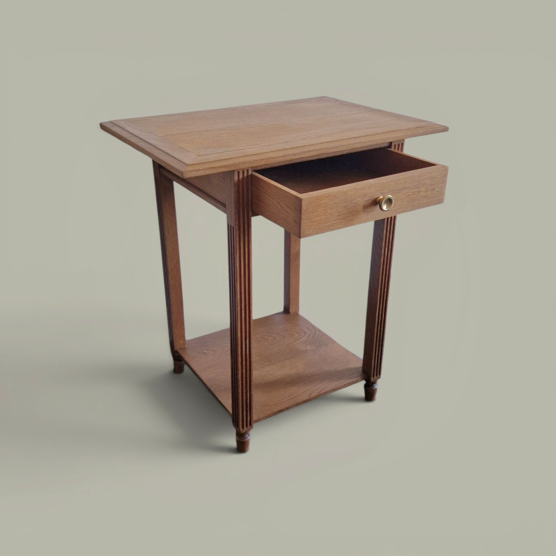 Table d’appoint chêne – Lignes architecturales, esprit moderniste 1940
