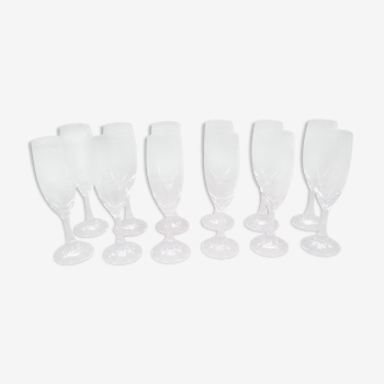 Série de douze flûtes a champagne en cristal