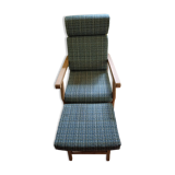 Relaxing armchair with integrated ottoman