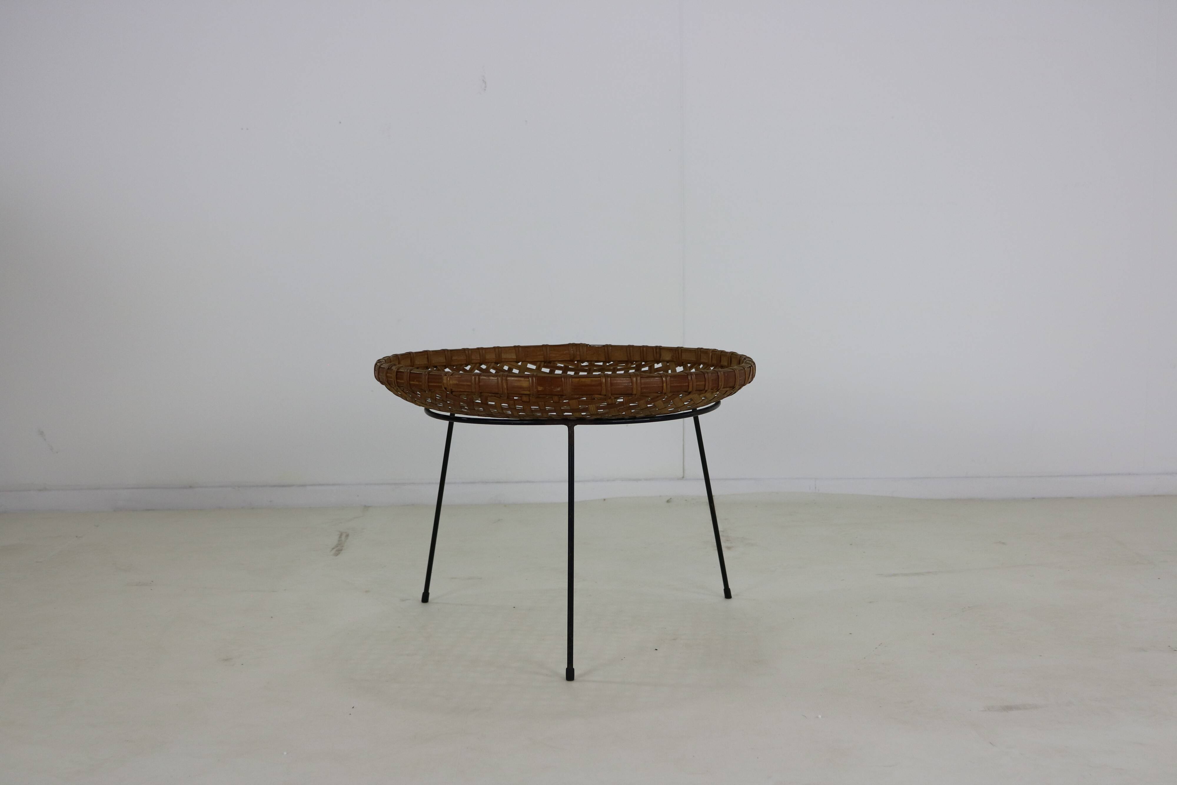 Dutch design rattan / rush tripod magazine side table