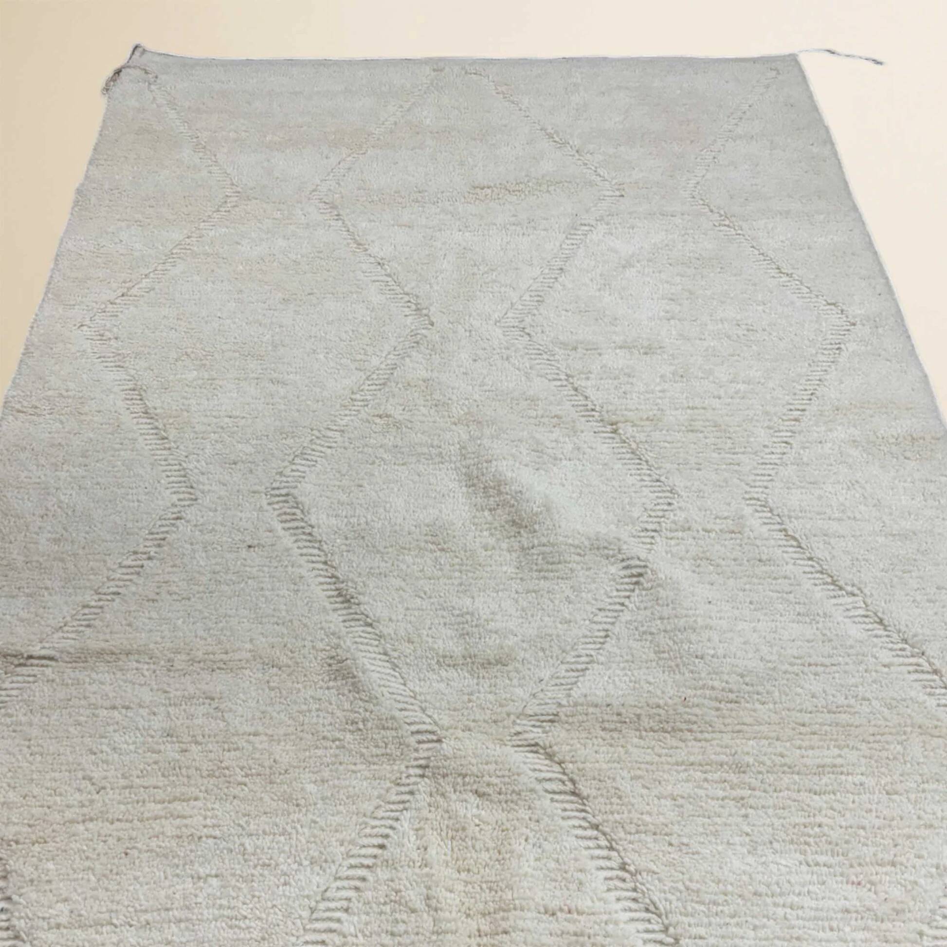 Beni Ouarain Berber rug in diamond pattern • Minimalist white elegance