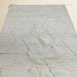 Beni Ouarain Berber rug in diamond pattern • Minimalist white elegance