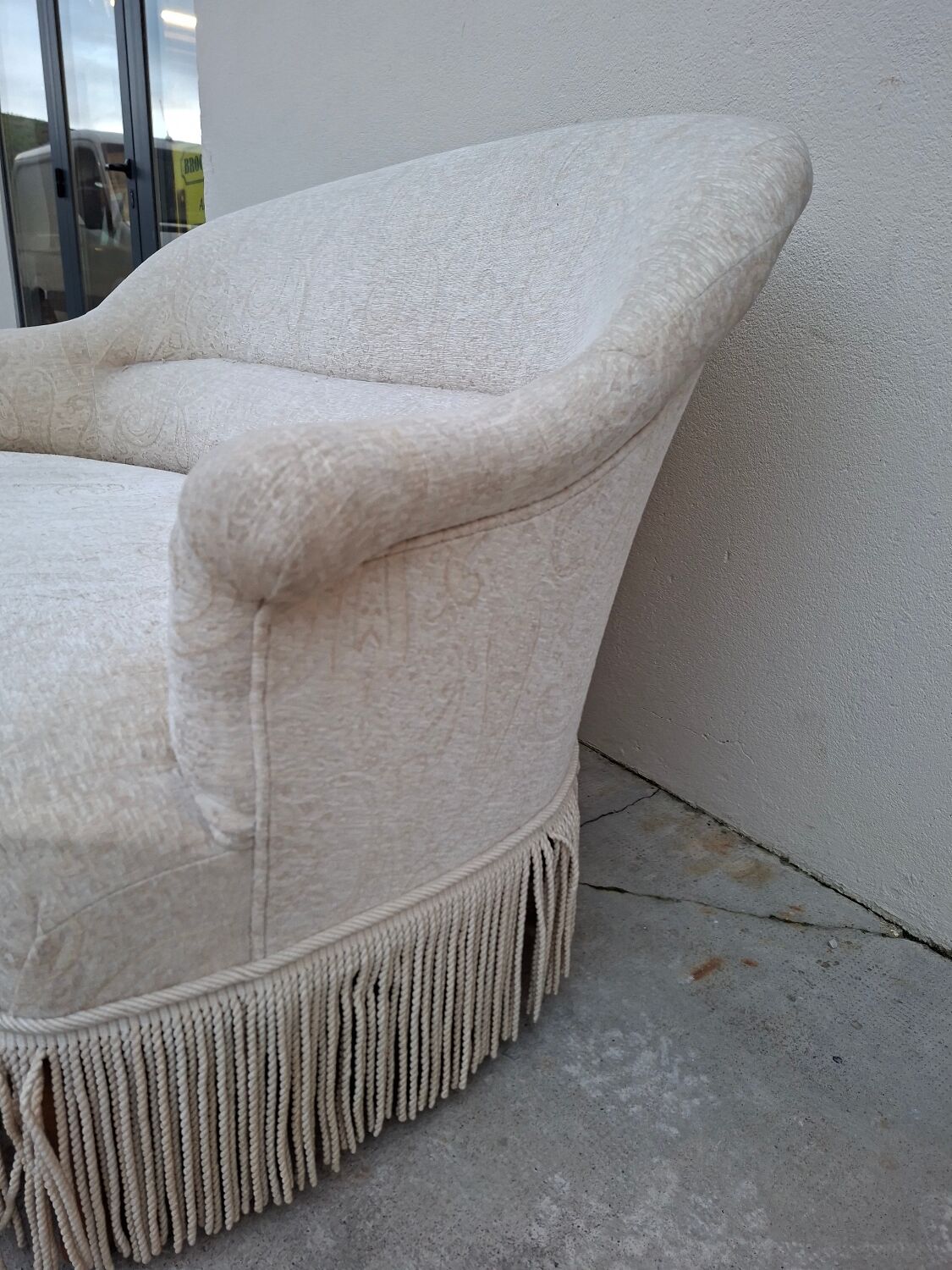 "Crapaud" bench in the richly decorated Napoleon III style.