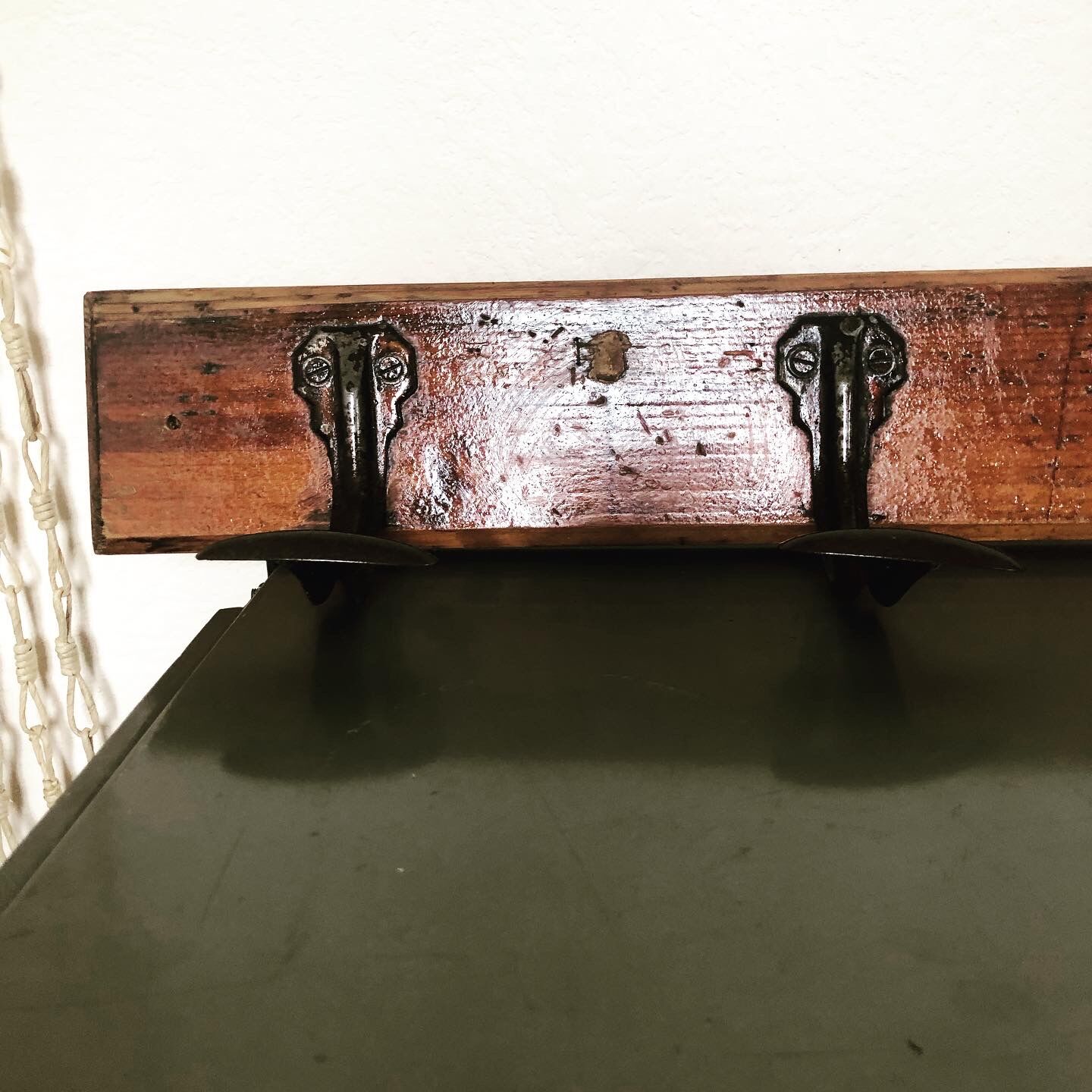 Paire de porte-manteaux d’ecole