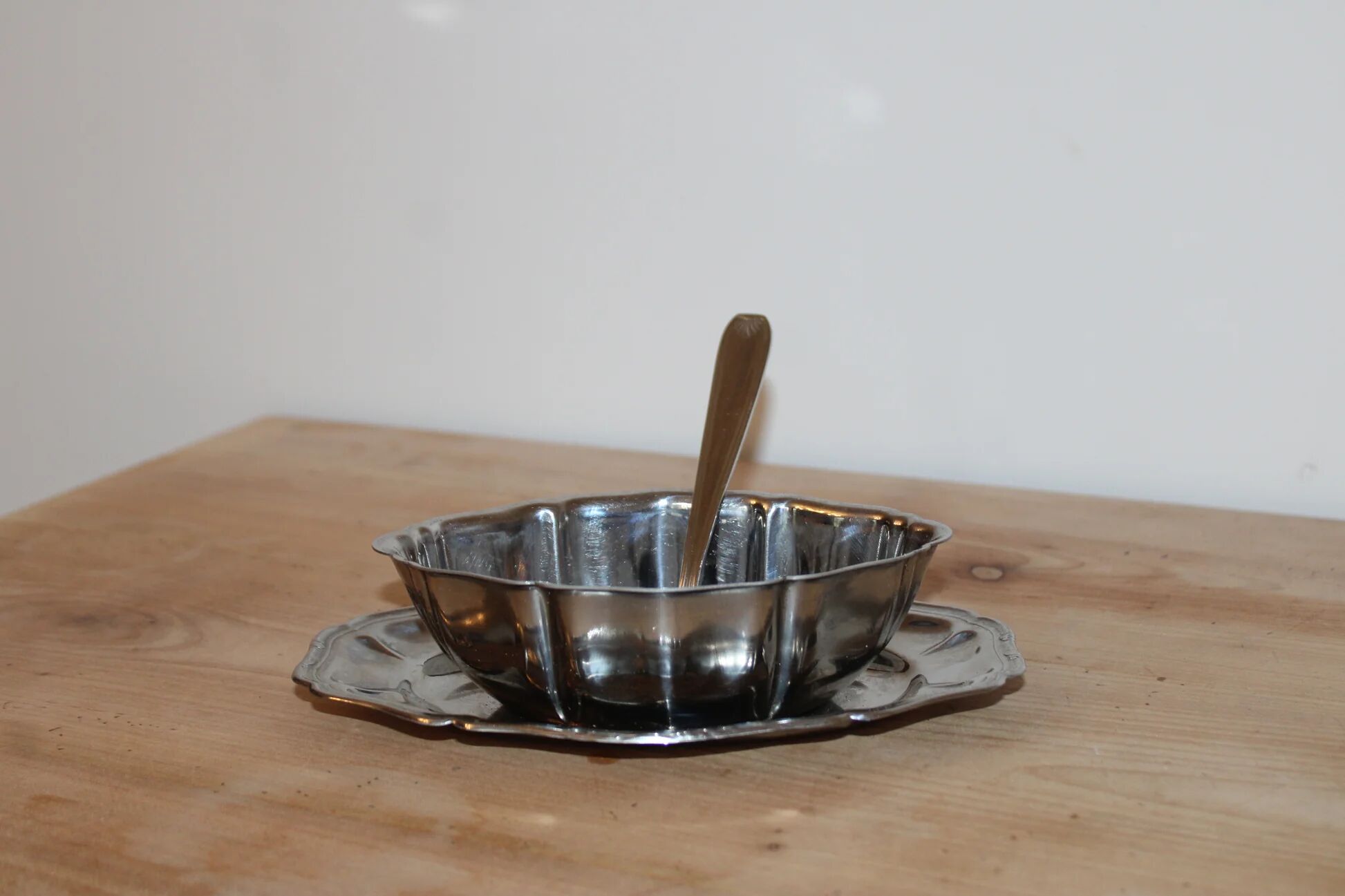 Antique silver-plated sauce boat with sauce spoon – Attached tray in Louis XV style