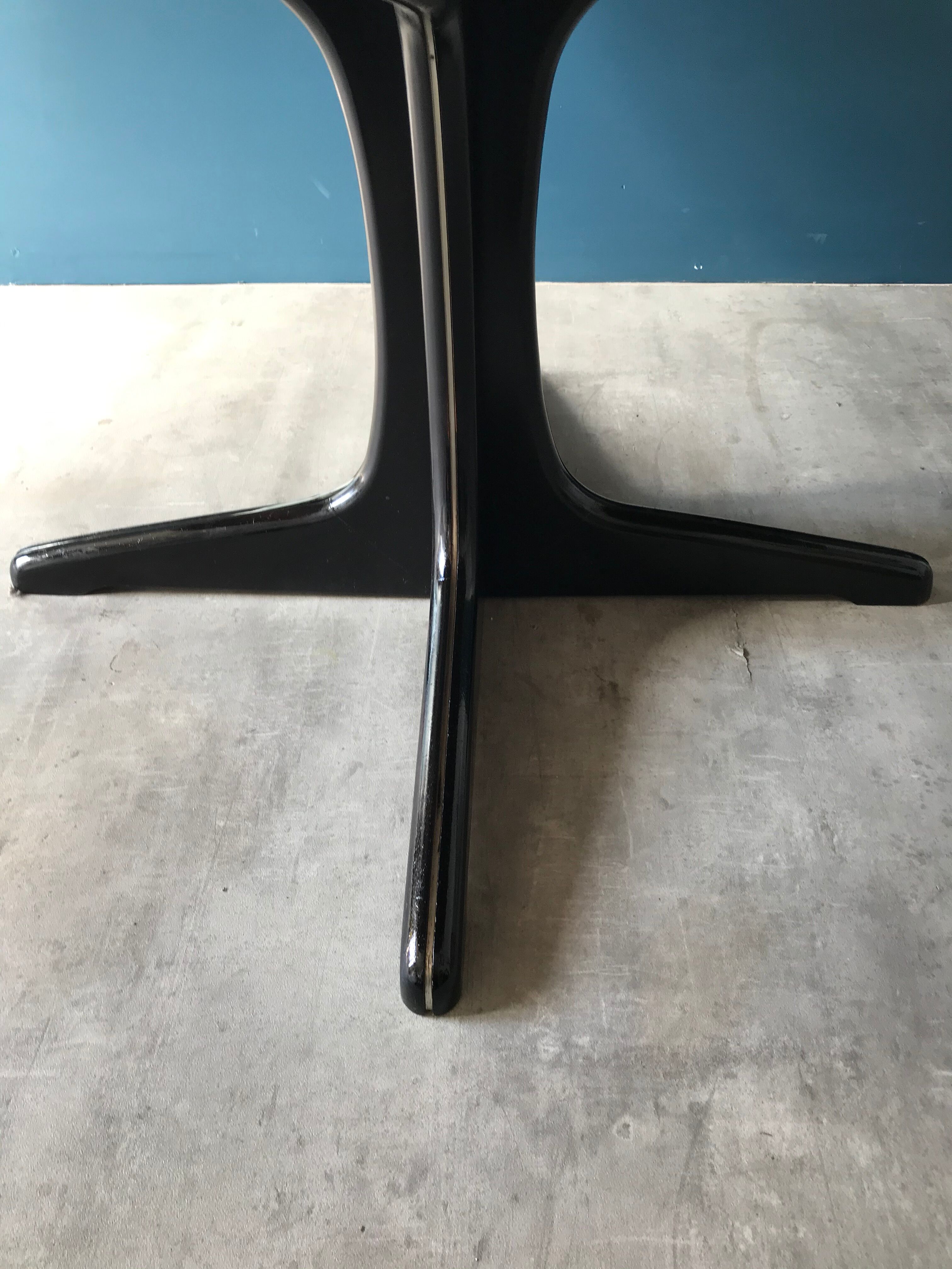 Extendable butterfly extension table