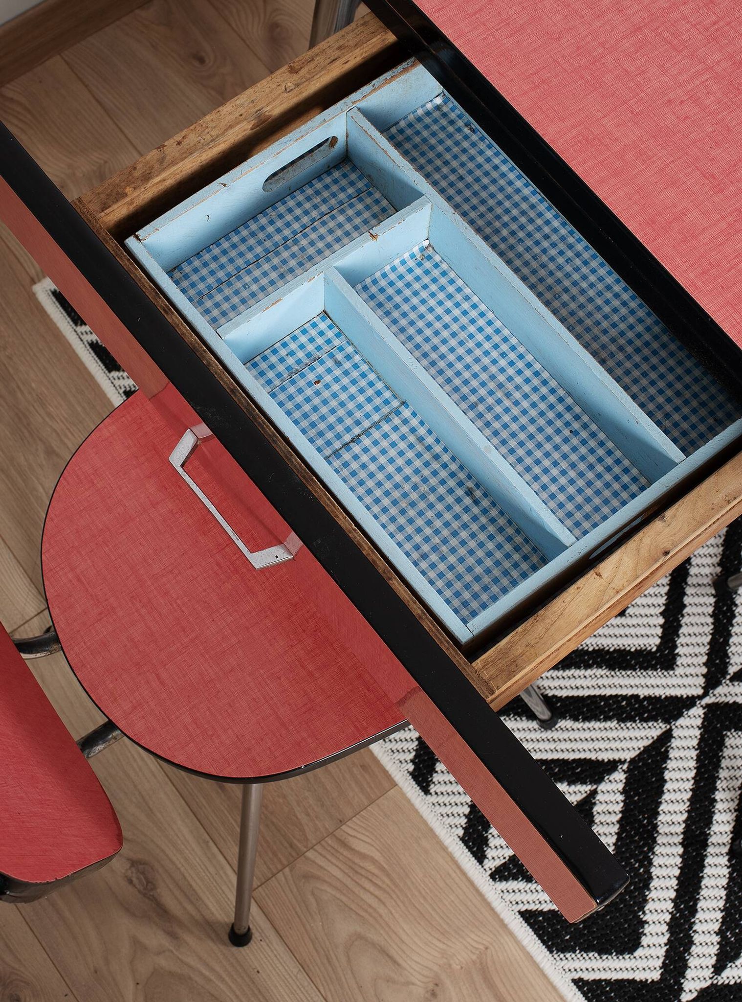 Extendable table and 6 chairs in Formica and stainless steel, brand FURANIA EUROPALU