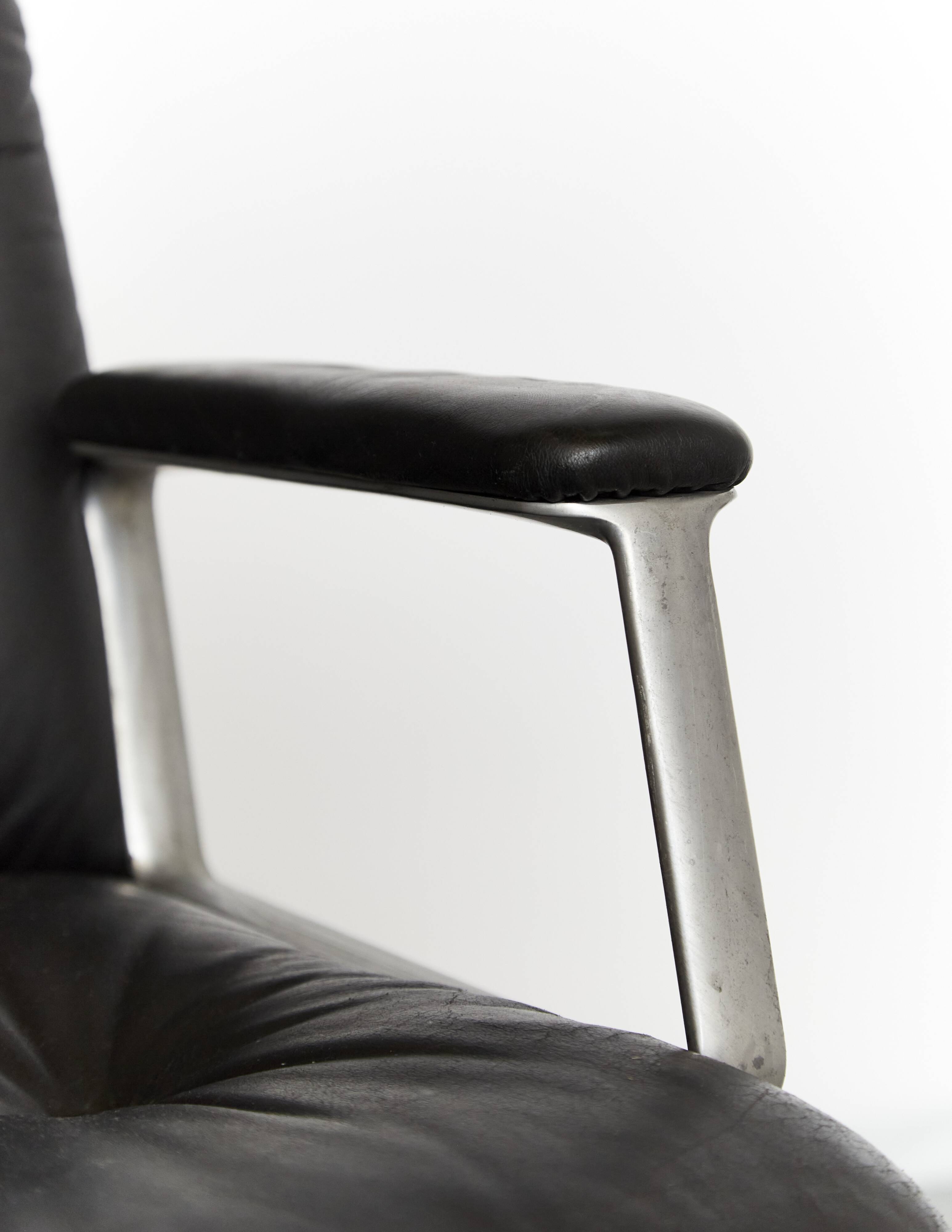 Osvaldo Borsani swivel Chair P125 for Tecno Milano