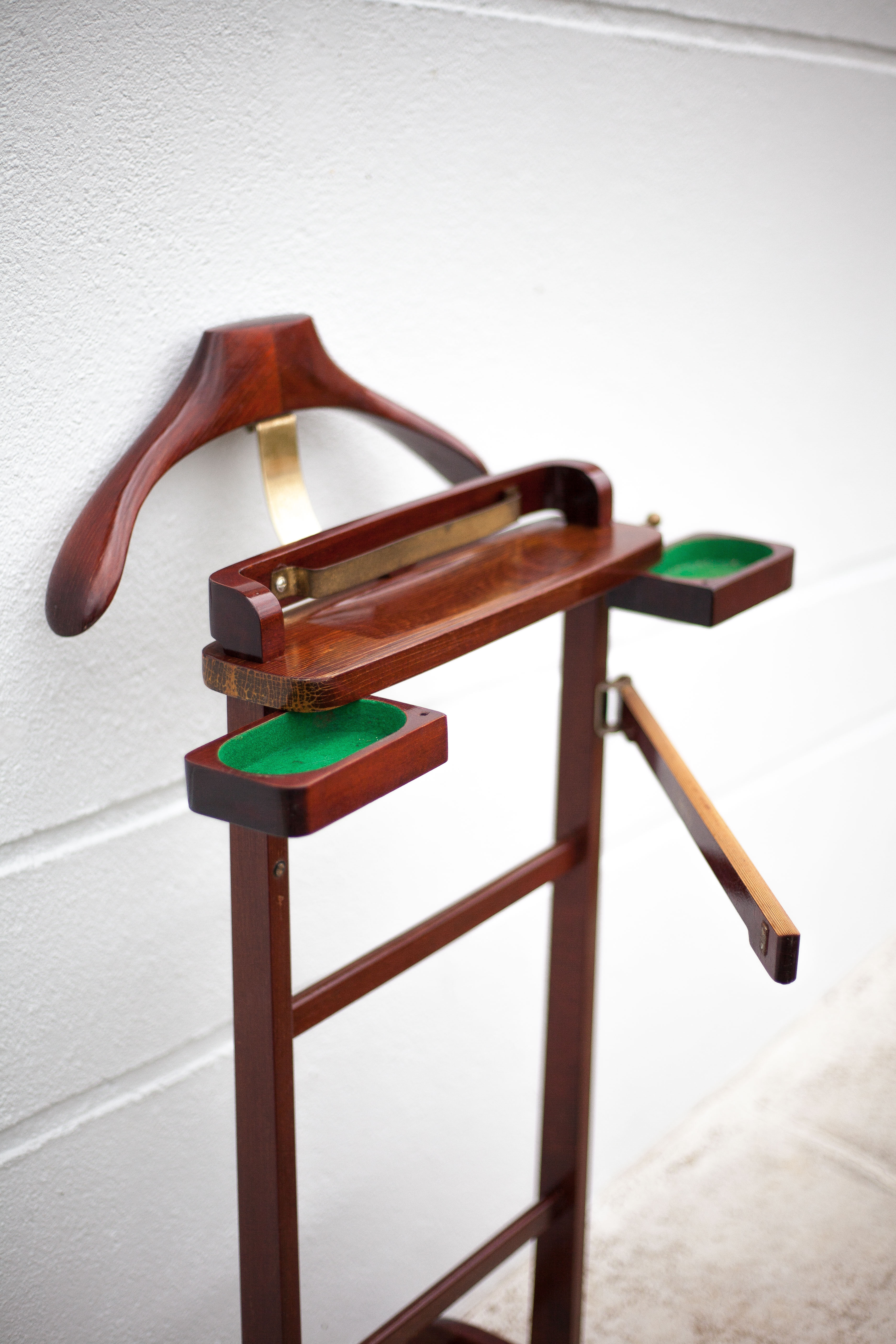 Wood and brass Reguitti valet