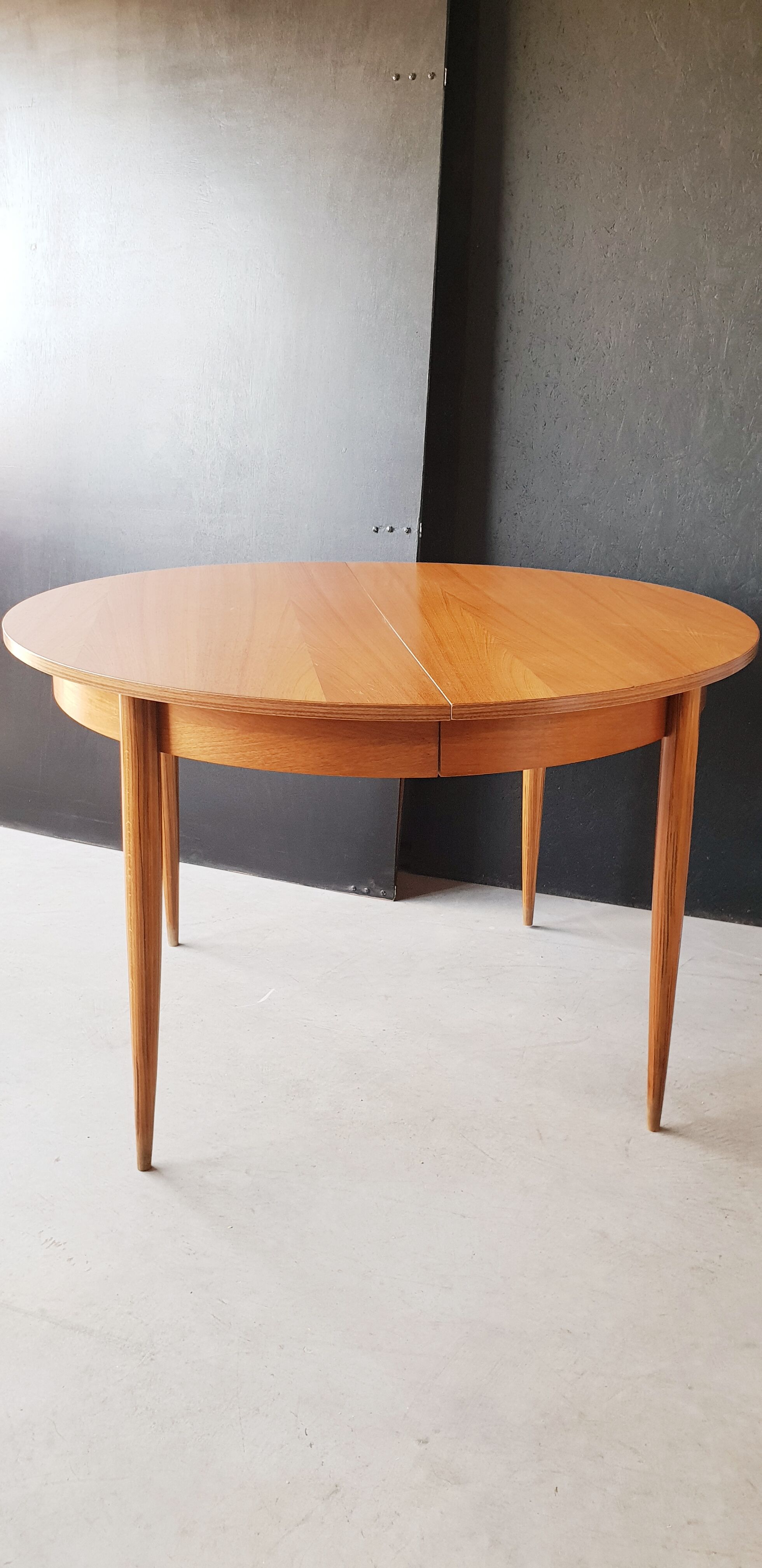 Scandinavian expandable table