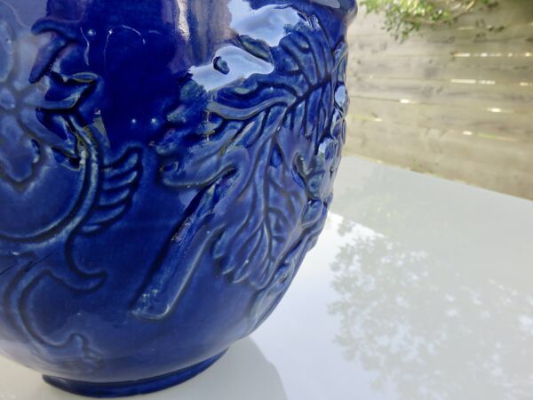 Potiche murale en terre cuite vernissée bleue à décor de raisin, années 70