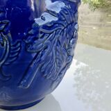 Potiche murale en terre cuite vernissée bleue à décor de raisin, années 70