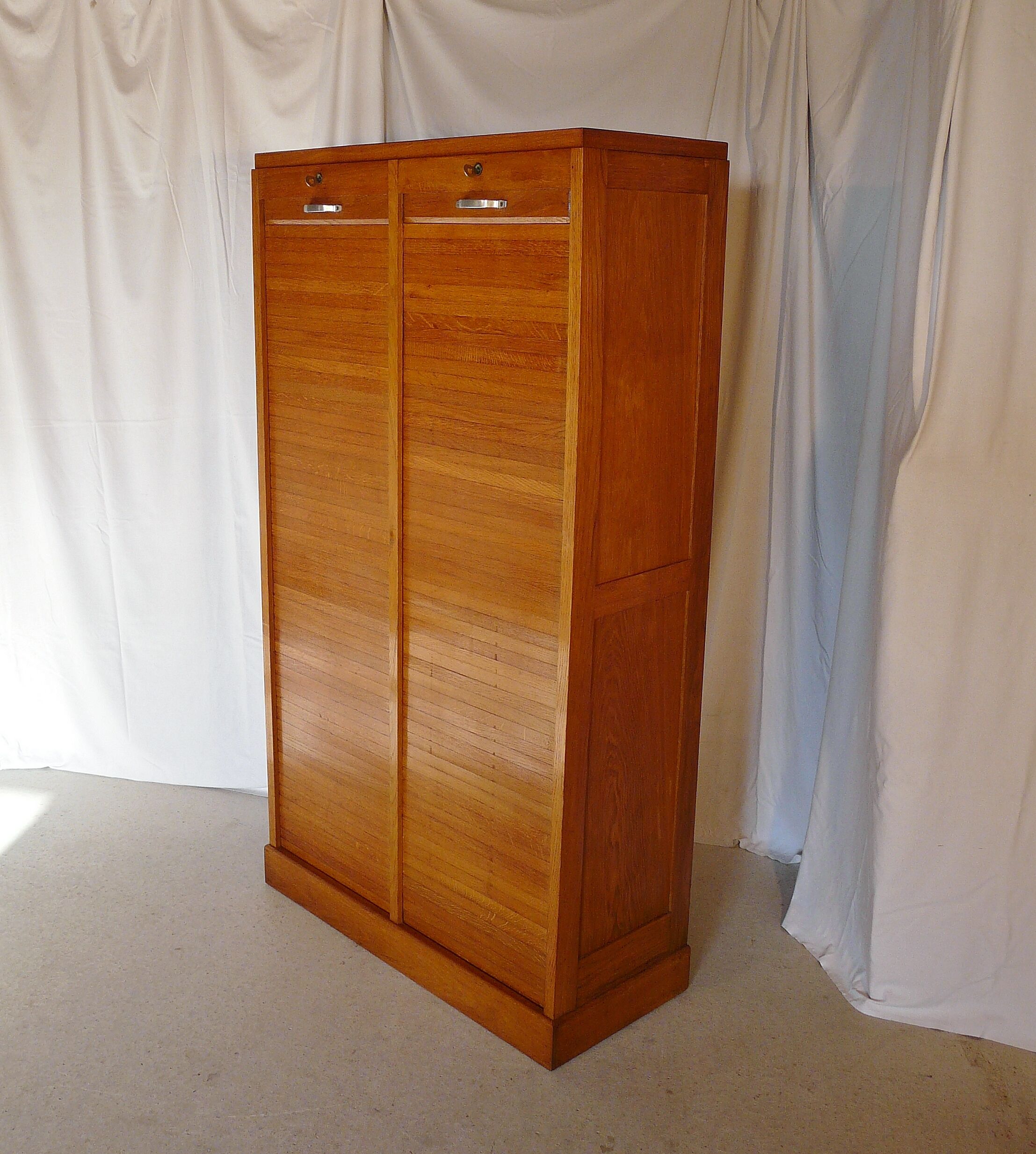 Double curtain cabinet cabinet with 50s