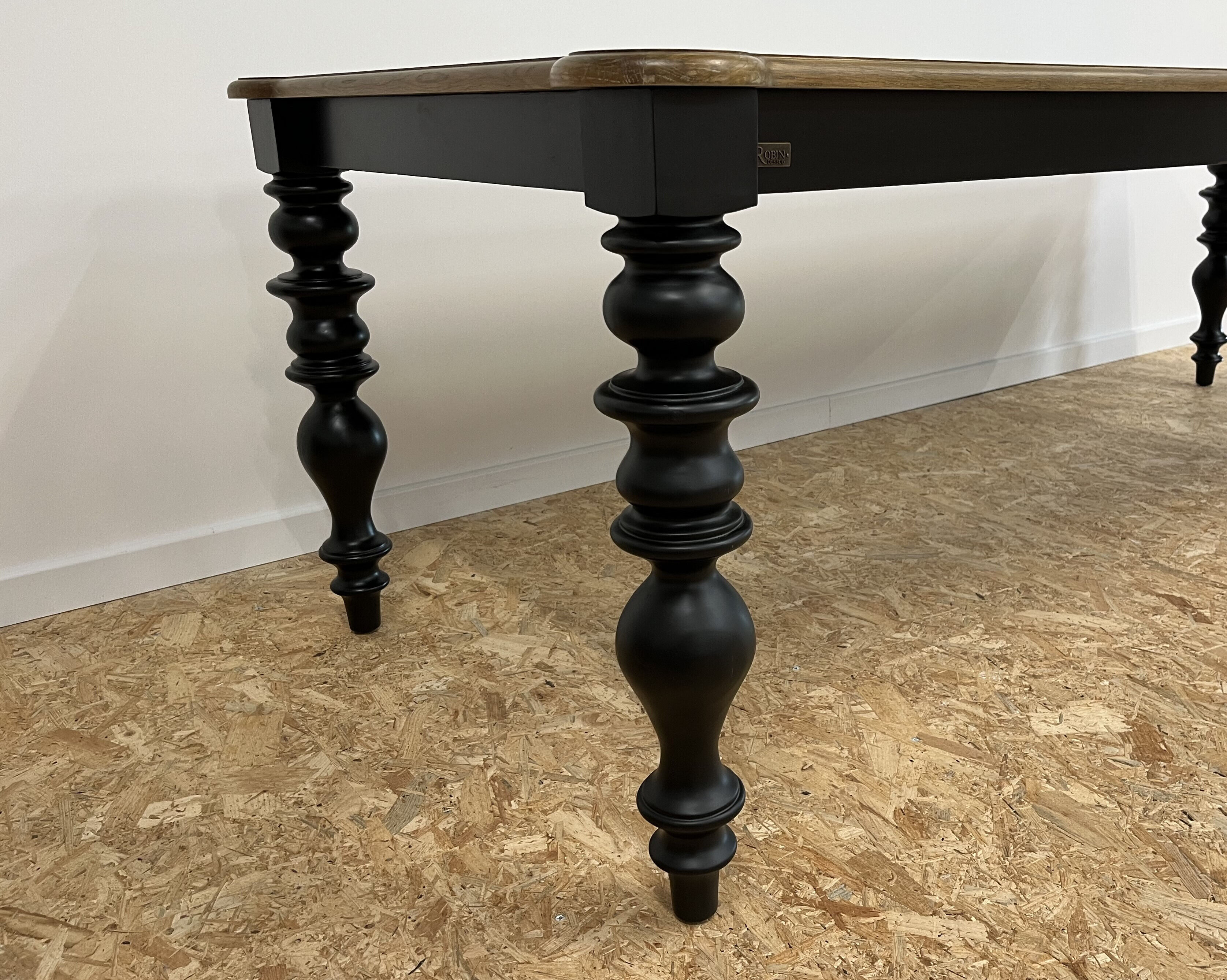 Table à manger classique en bois, pieds noirs, 12 couverts