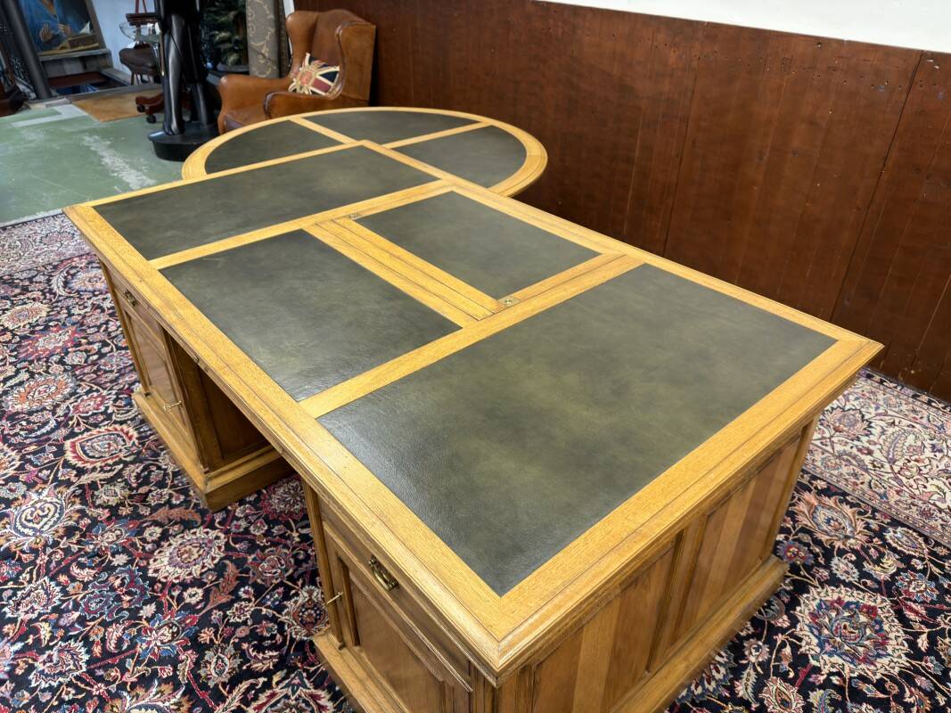 Ensemble de bureau classique RAC en anglais avec table de conférence