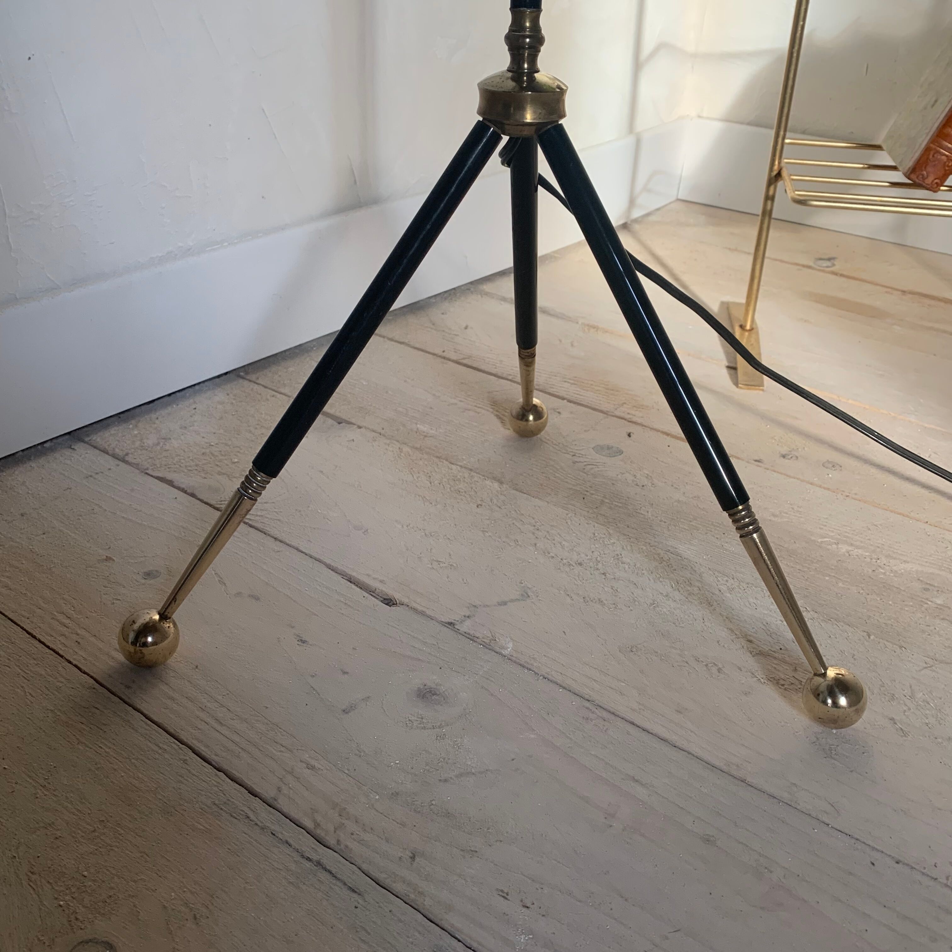 Lampadaire tripode vintage metal noir et boule laiton