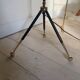 Lampadaire tripode vintage metal noir et boule laiton