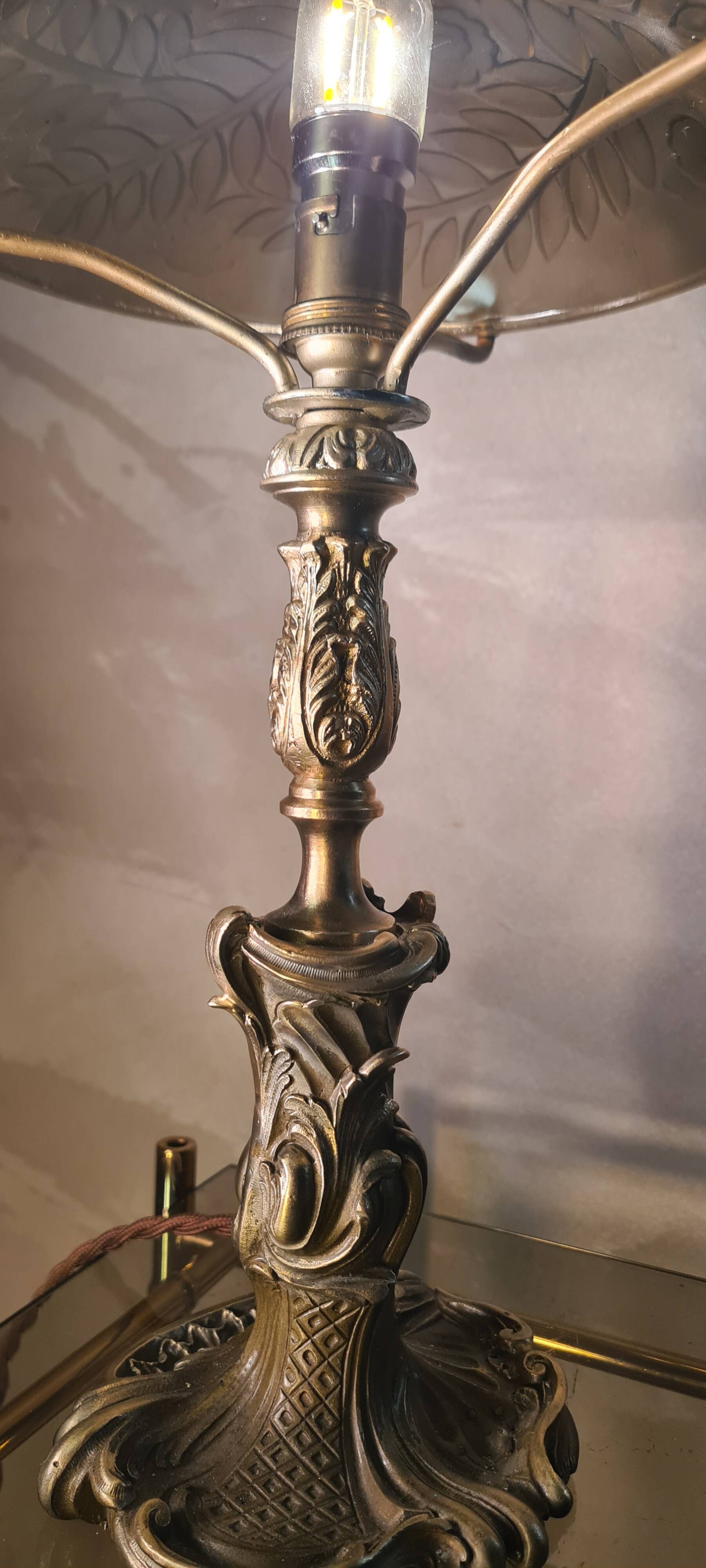 Louis XV bronze lamp rocaille style 34x25, molded glass lampshade signed Stella