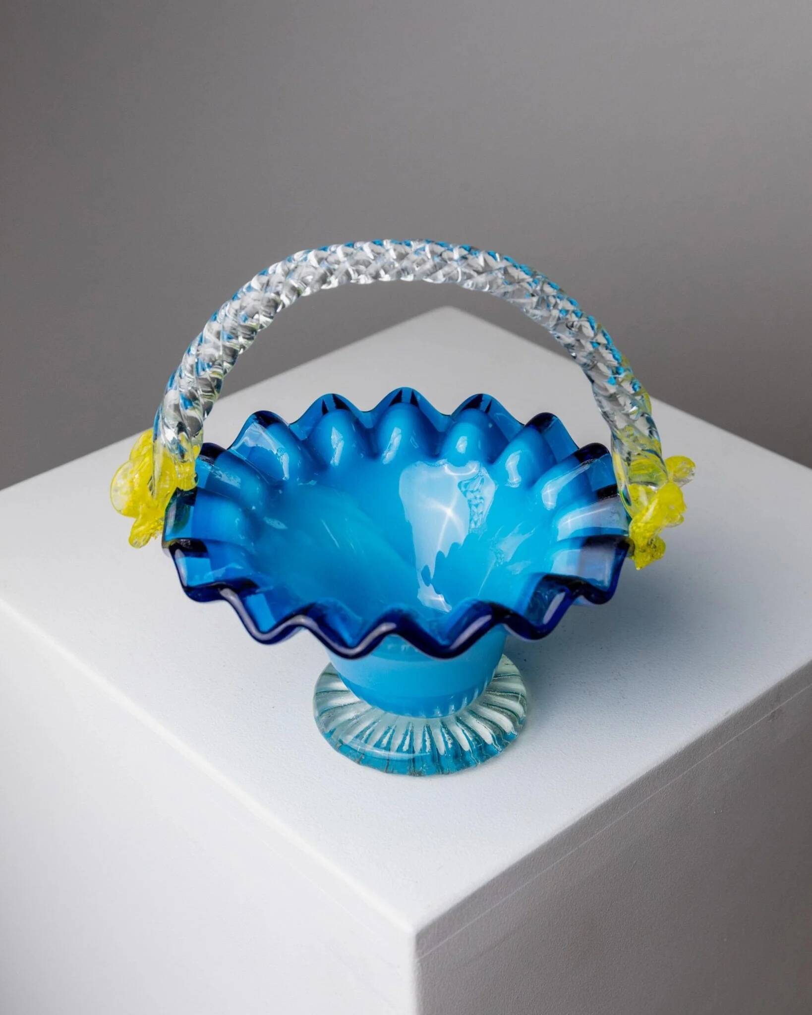 Bol avec poignée en verre de Murano bleu et fleurs jaunes - Décor vintage italien des années 1970.