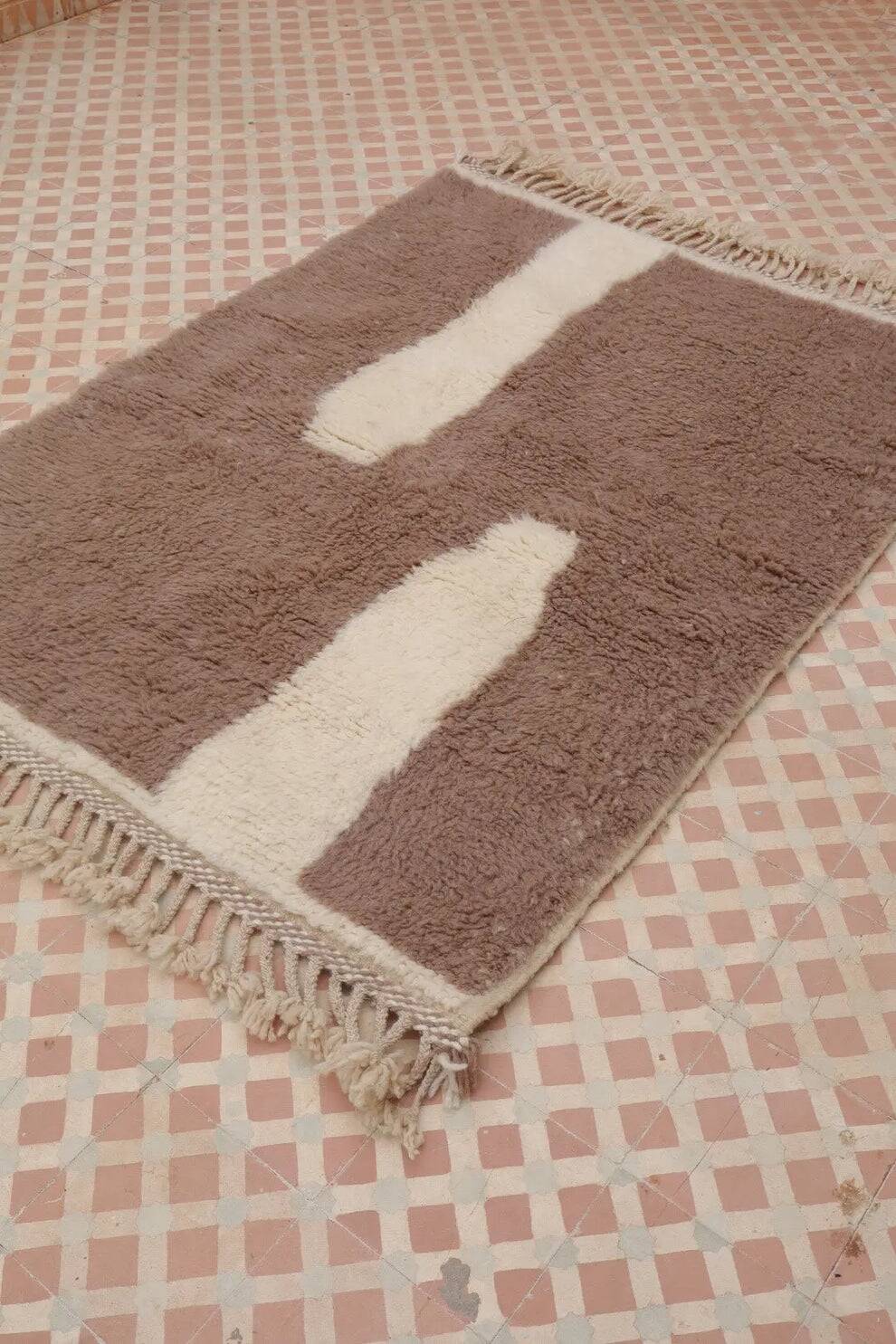Traditional hand-woven Berber rug size 150 x 250 cm