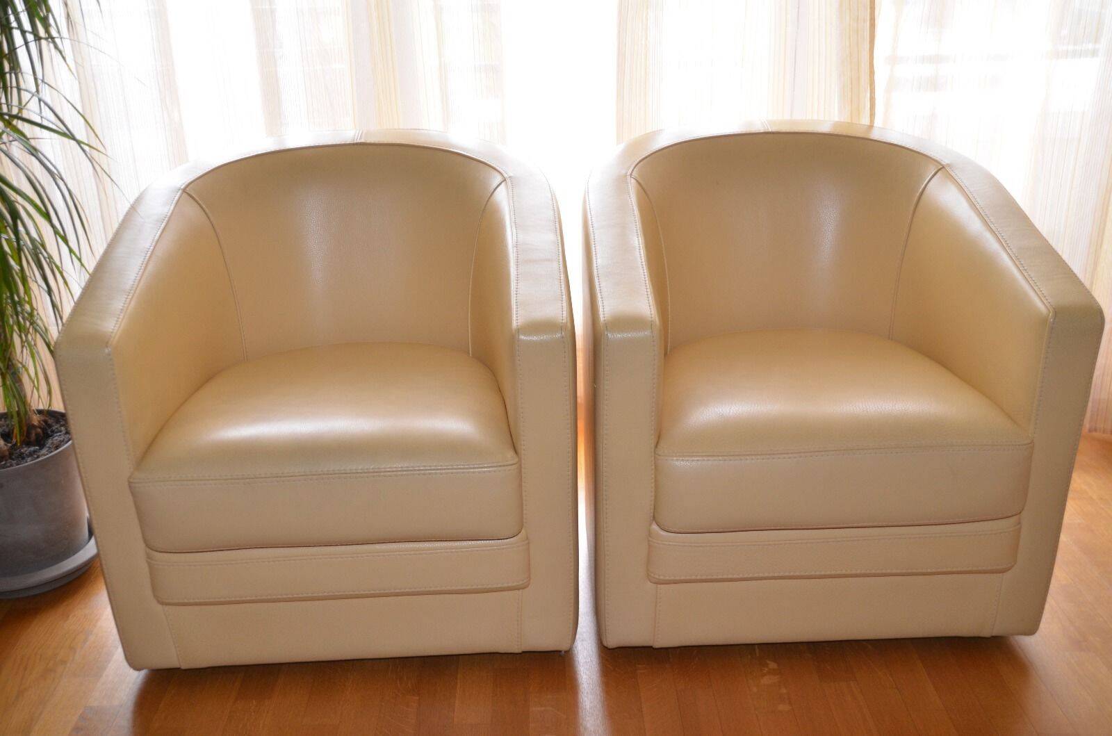 Deux fauteuils en cuir de Bournas