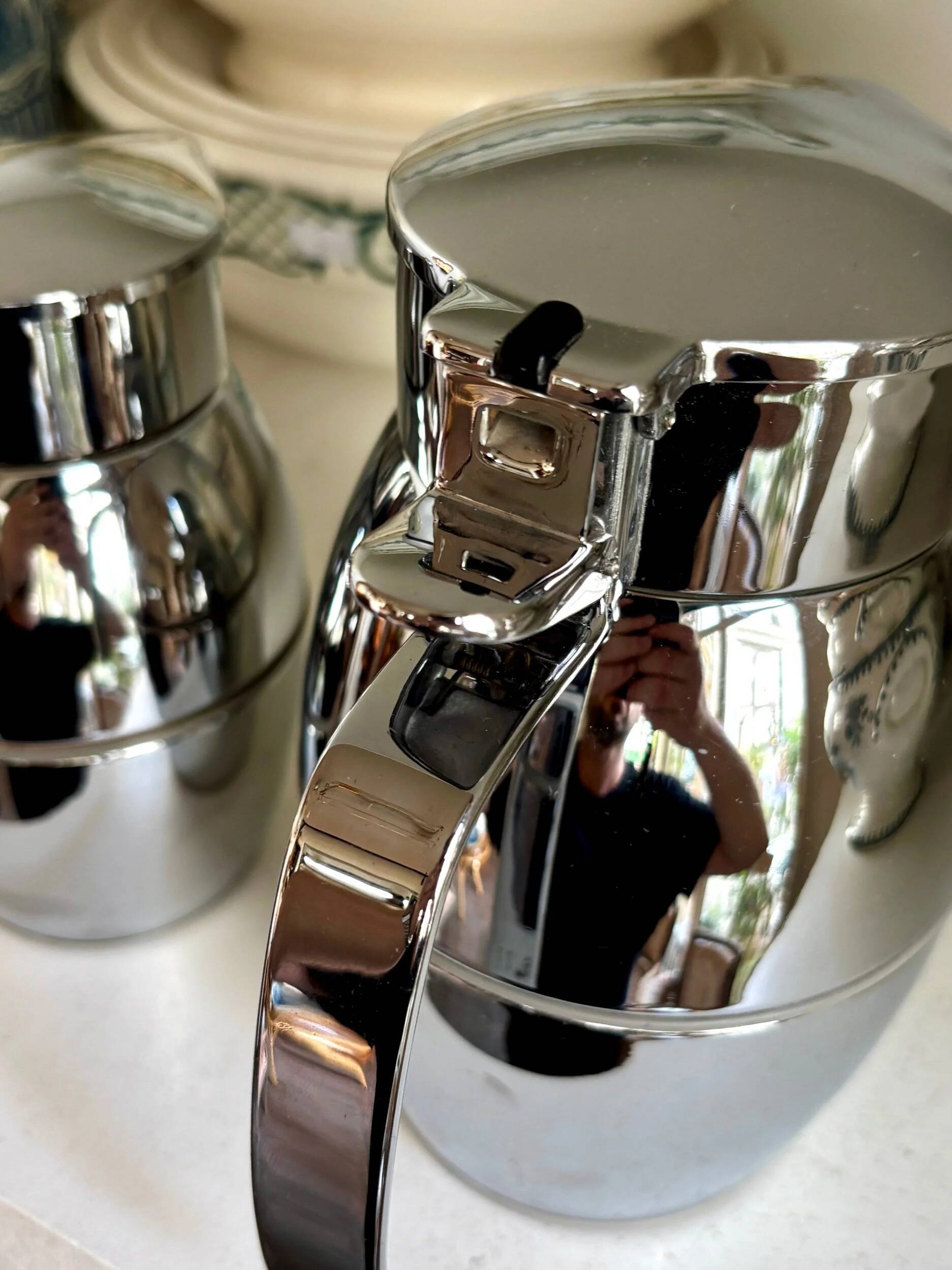 2 Hermès insulated jugs in chrome metal and covered leather.