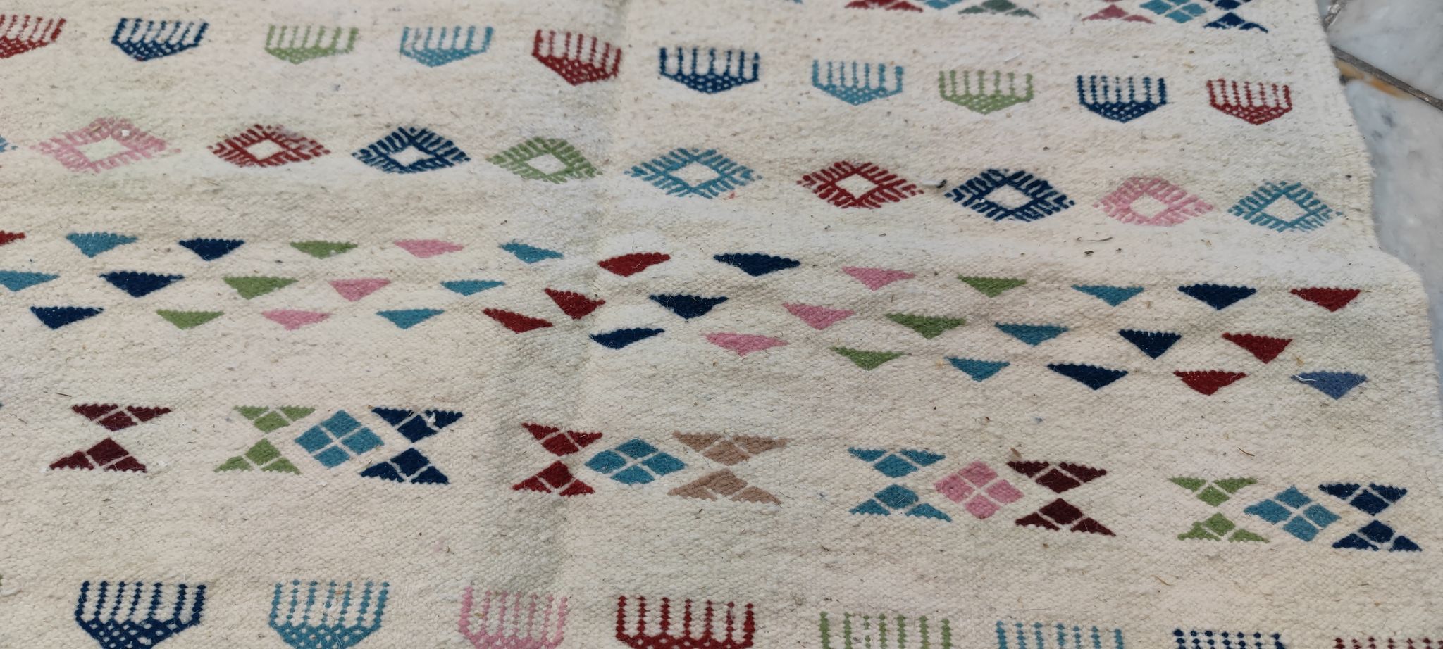 Tapis margoum blanc à motifs berbères multicolores