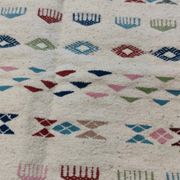 Tapis margoum blanc à motifs berbères multicolores