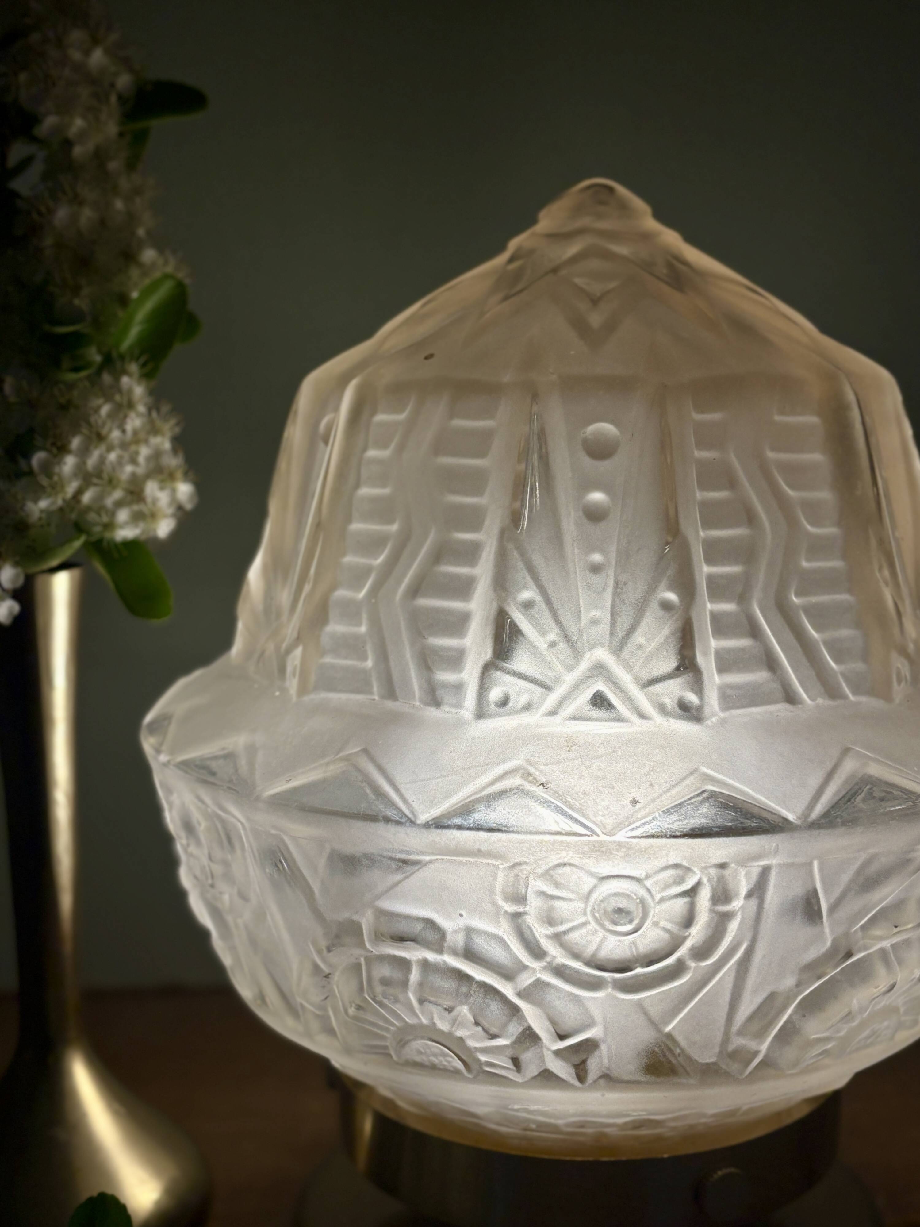 Vintage art deco globe table lamp in frosted glass