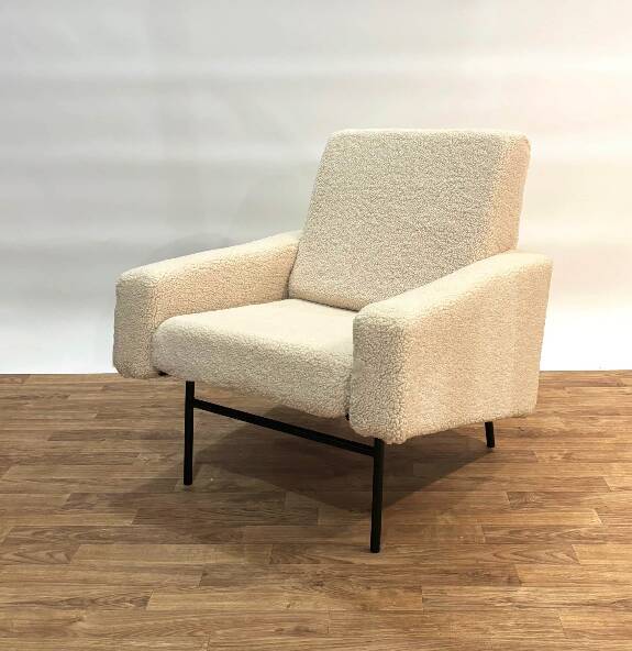 Chair by Pierre Guariche for Airborne in white.
