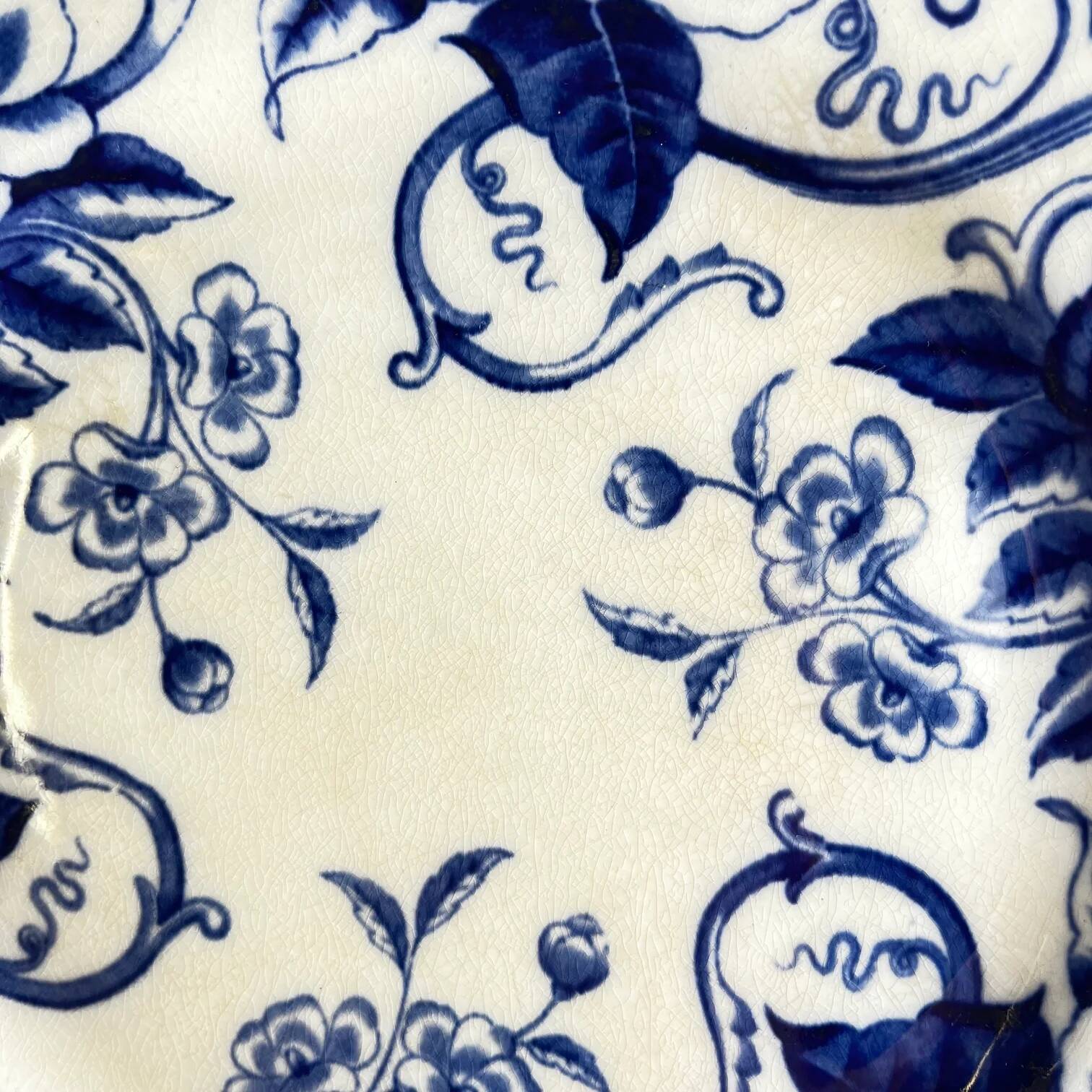 Plate on pedestal in ironstone "Flora" – Creil and Montereau, 19th century, blue