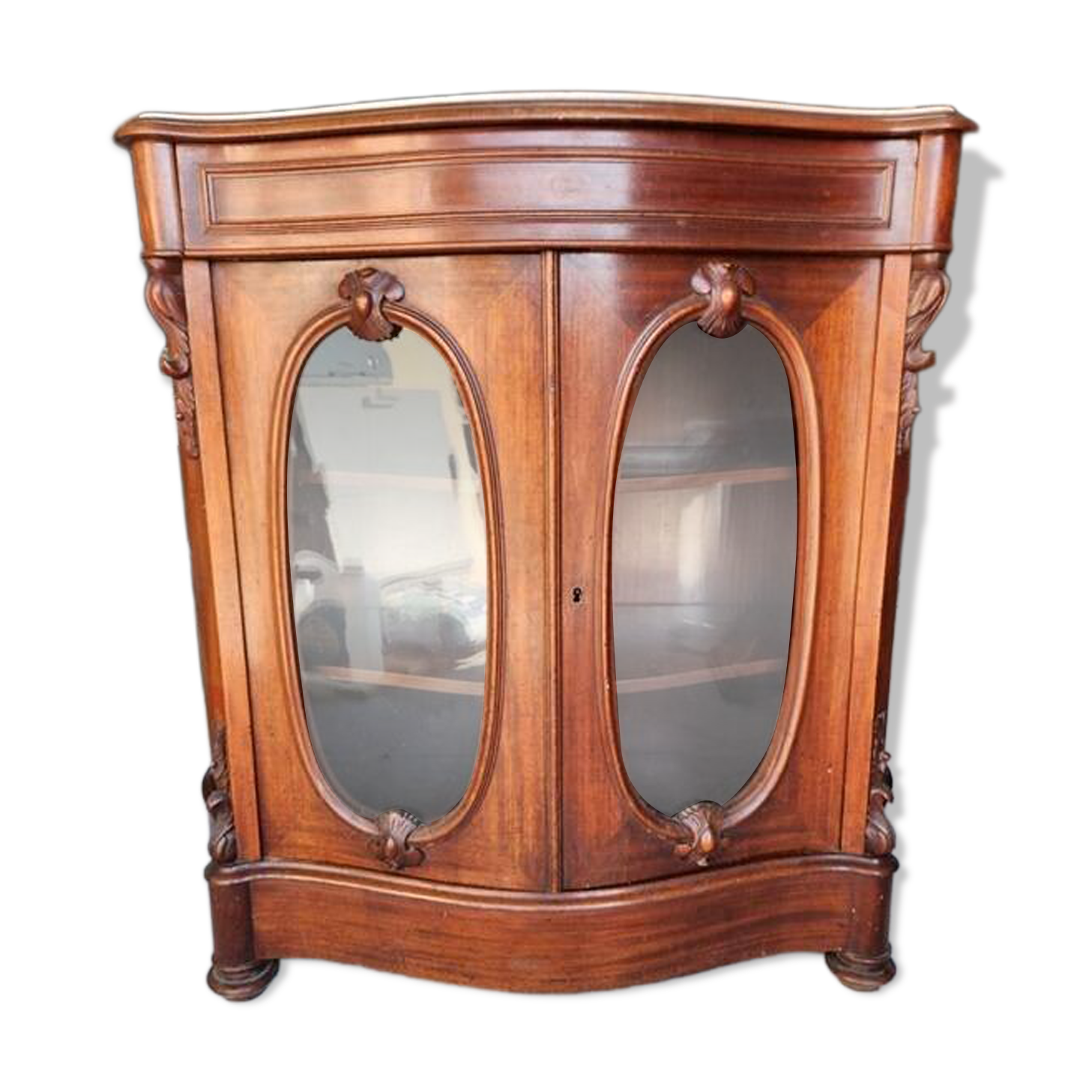 Curved display cabinet from the Napoleon III era in mahogany, circa 1850.