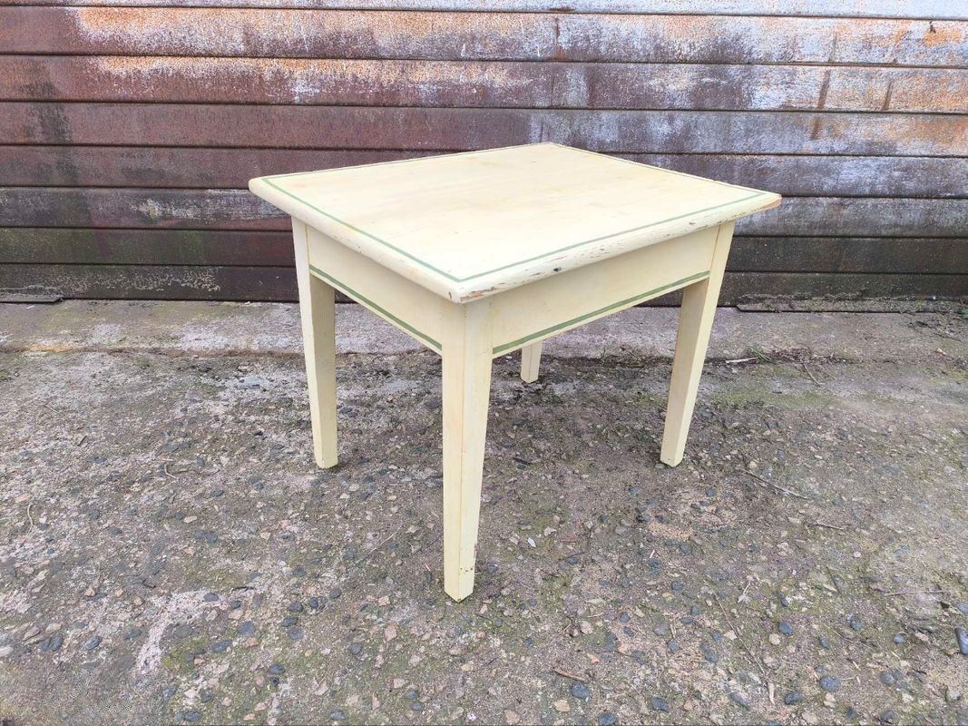 Table basse rectangulaire patinée jaune et vert