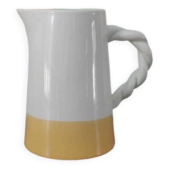 Twisted handle carafe