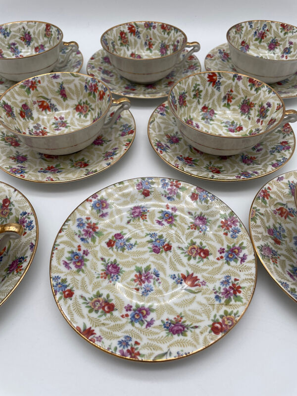 Service 8 tasses à café en porcelaine de Limoges France motif floral et doré
