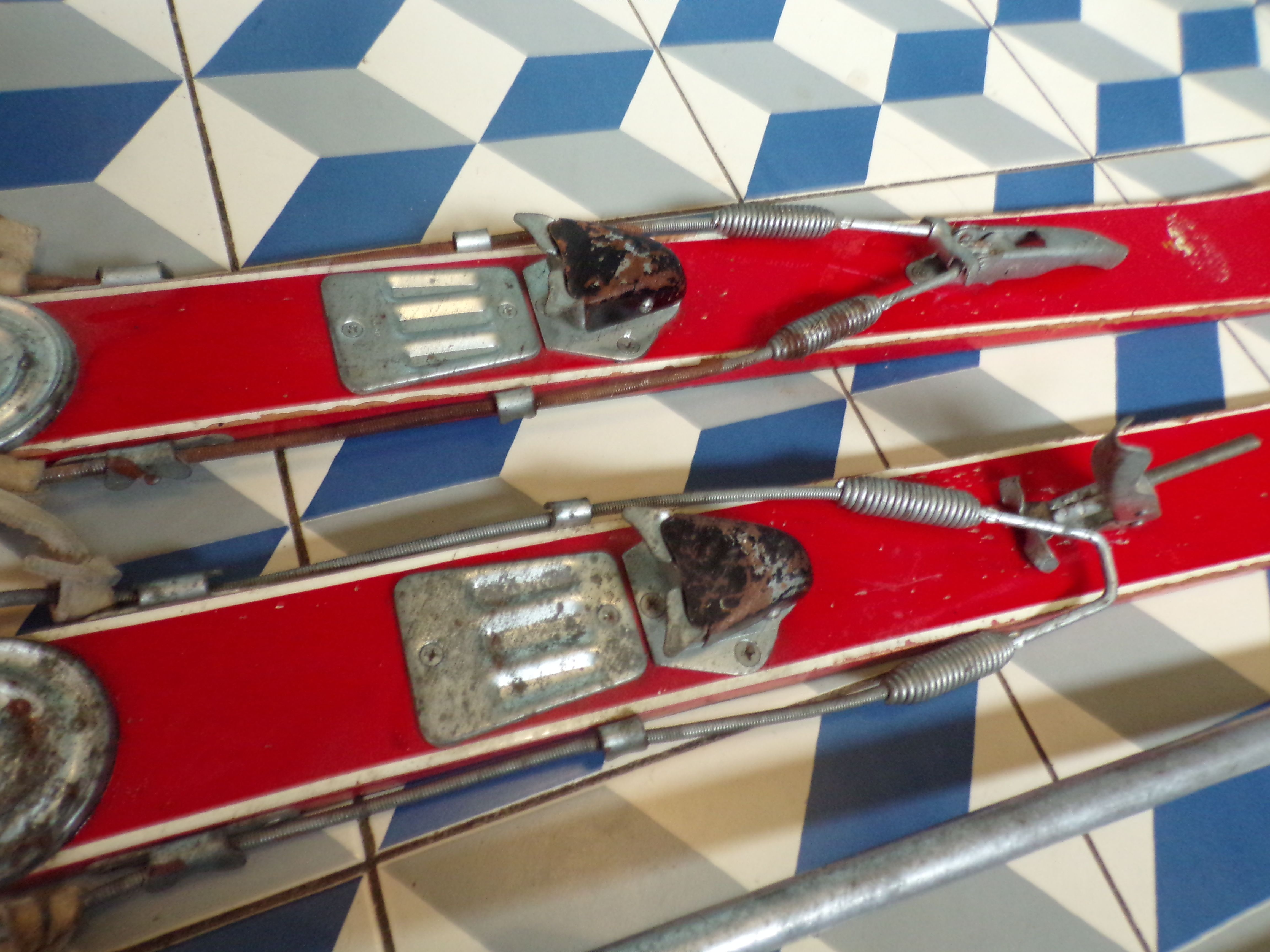 Paire de skis enfant vintage avec bâtons