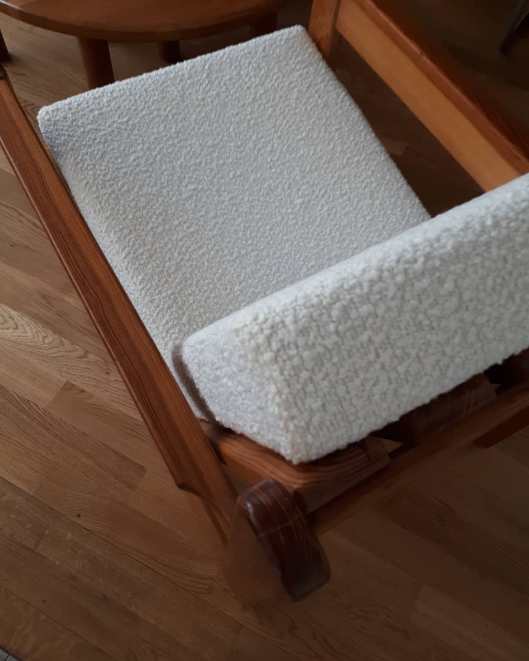 Vintage armchair in solid pine 70s