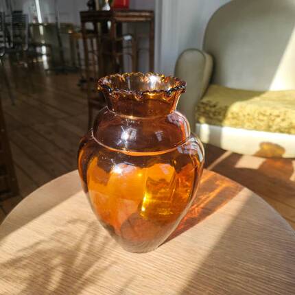 Vintage Art Deco vase in amber glass with a wavy neck - height 25 cm