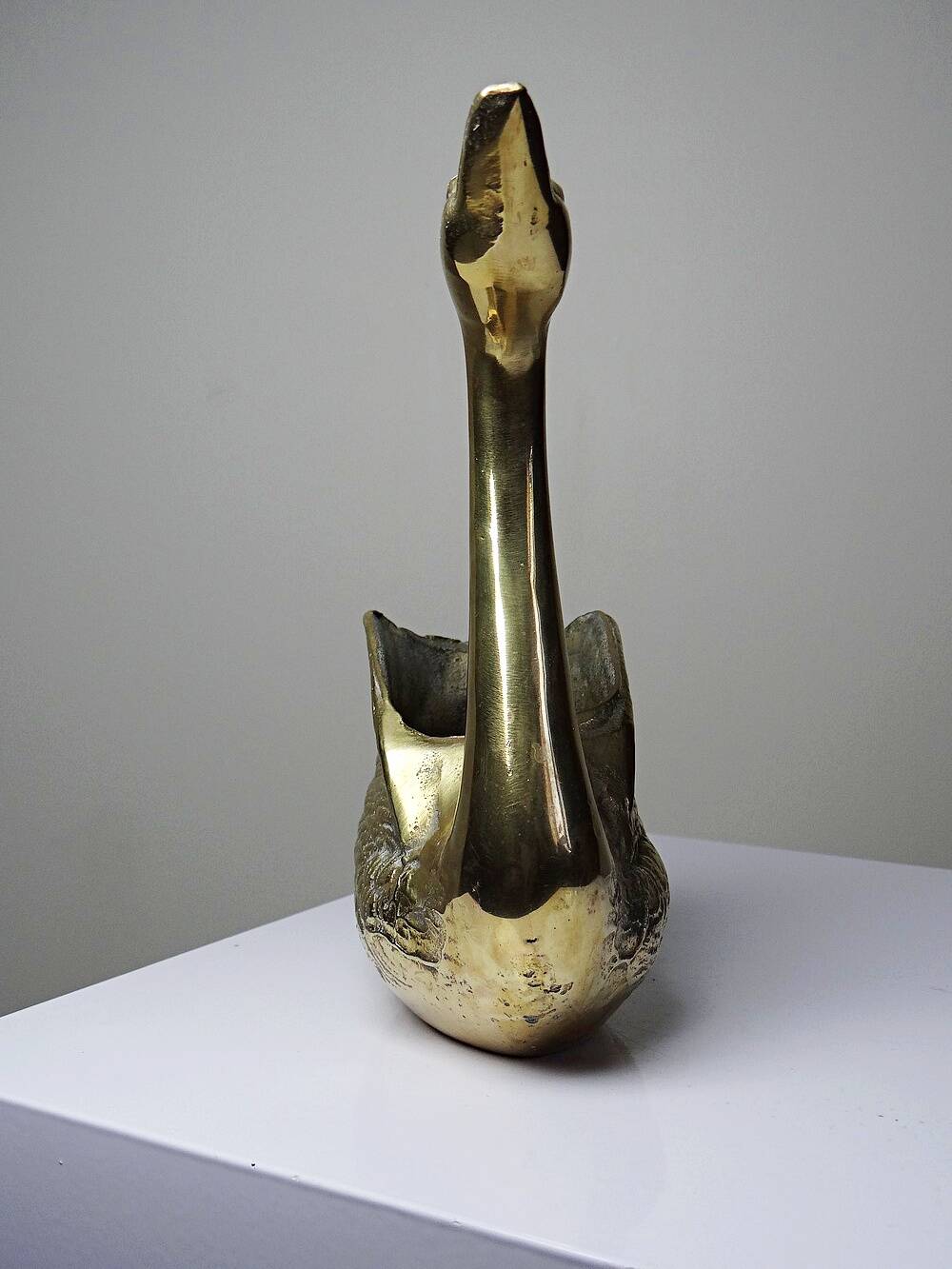 Vintage swan cache-pot/trinket dish in moulded gold-plated brass from the 1970s-80s.