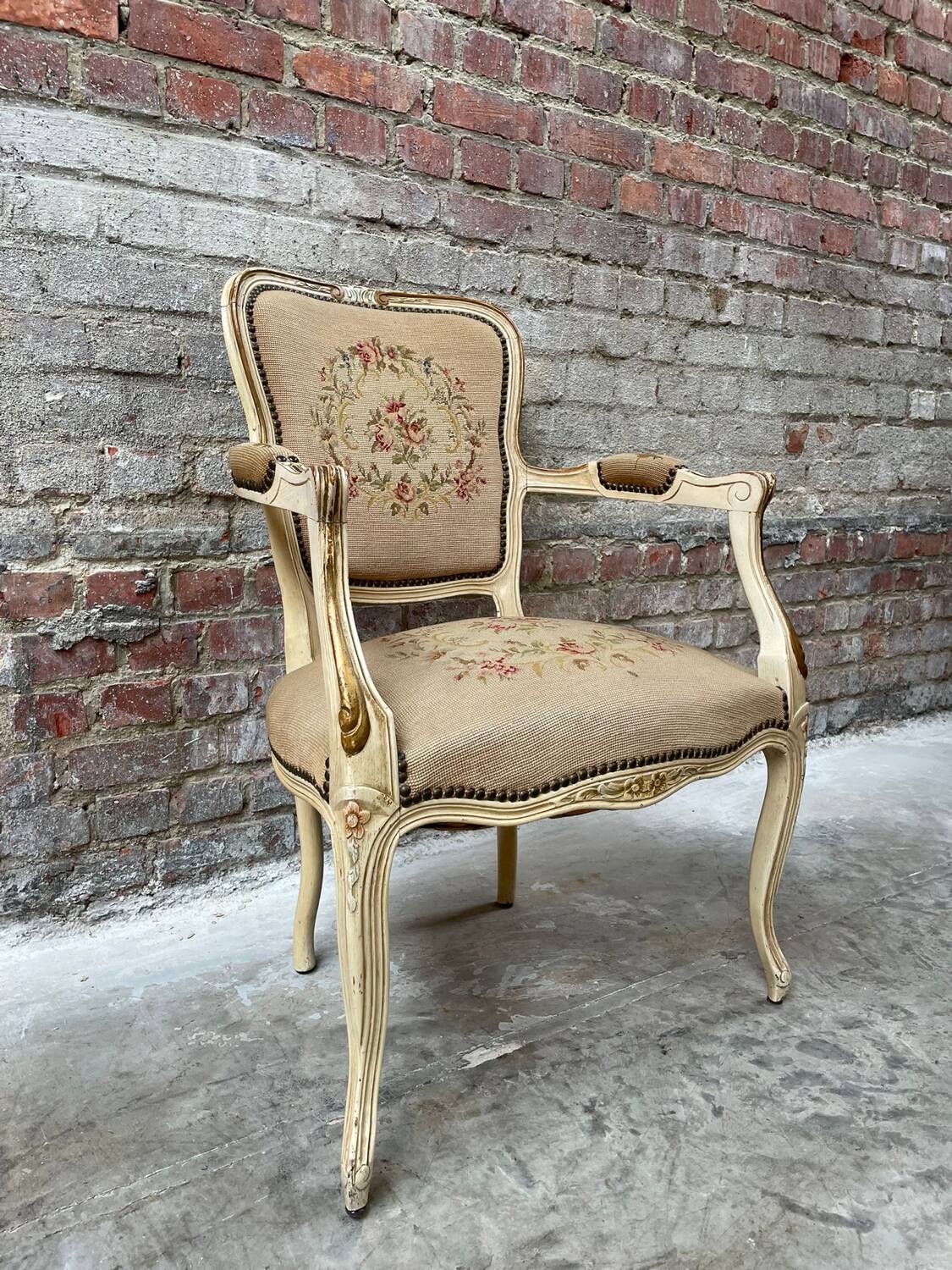 Fauteuil français avec tapisserie florale