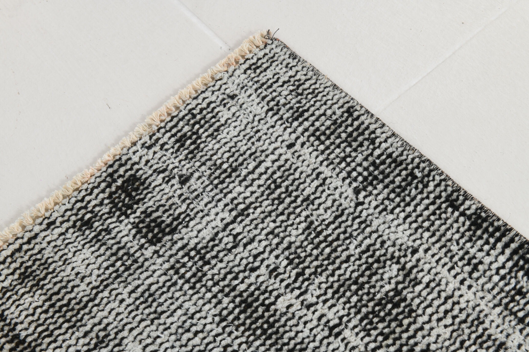 7x9 distressed black vintage rug, 205x292cm