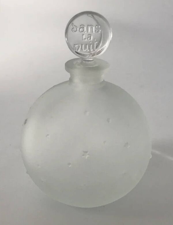 Flacon lalique dans la nuit, en verre dépoli, forme boule