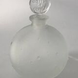 Flacon lalique dans la nuit, en verre dépoli, forme boule