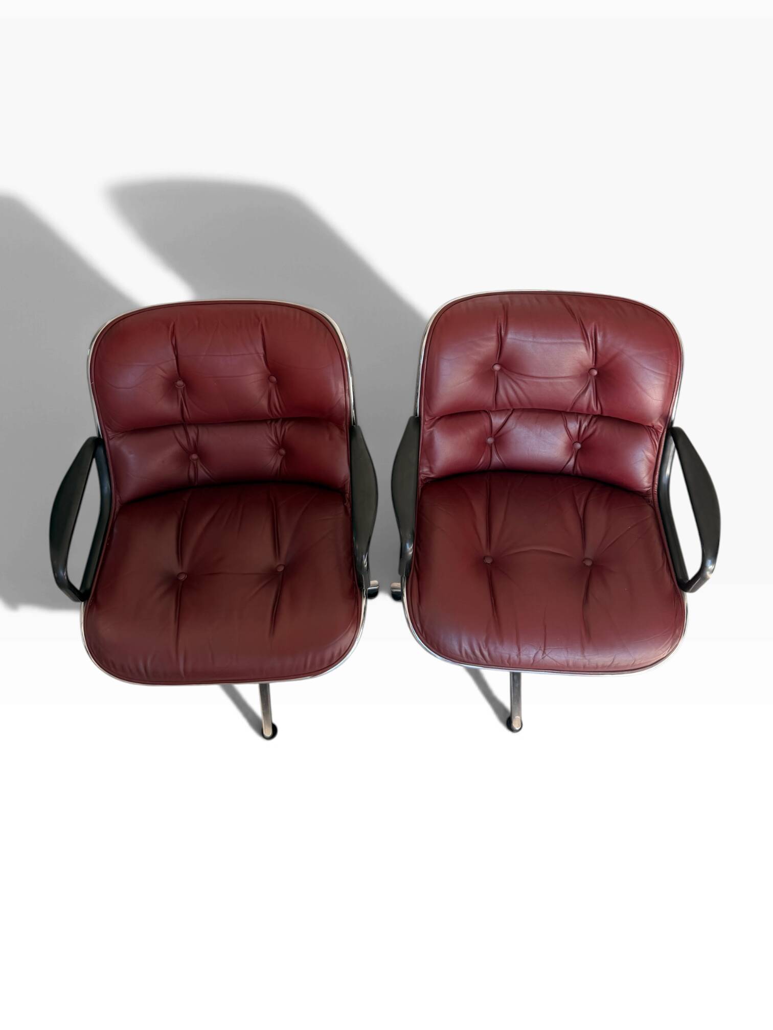 Charles Pollock paire de fauteuils Executive Knoll cuir bordeaux 1970