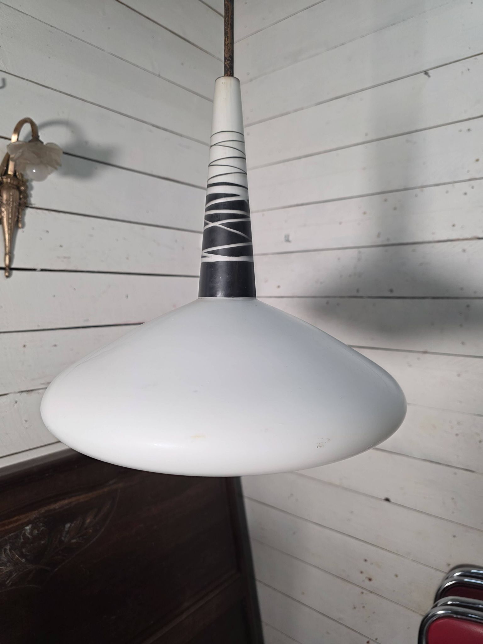 Suspension scandinave en opaline des années 60