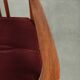Ensemble de deux chaises de salle à manger au design Art Nouveau avec un revêtement en tissu rouge.