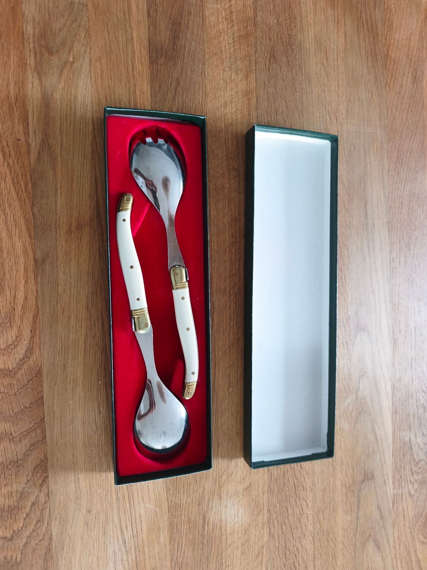 Laguiole salad service in its box – 2 pieces (White & Stainless Steel)