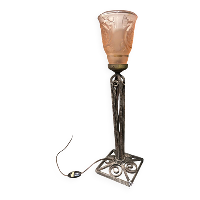 Lampe art deco métal forgé et verrerie rose